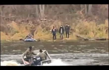 Migranci próbują przekroczyć granicę przez rzekę Bug