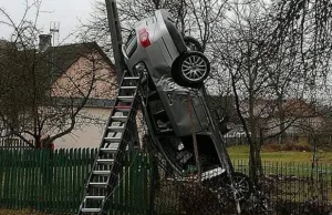 Stracił panowanie nad samochodem, manewr zakończony na słupie energetycznym