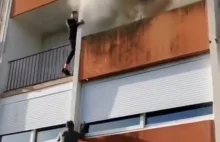 Stary człowiek uratowany z płonącego budynku