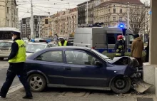 Wypadek we Wrocławiu. Auto uderzyło w kamienicę