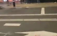 Policja strzela do demonstranta w Holandii - nagranie
