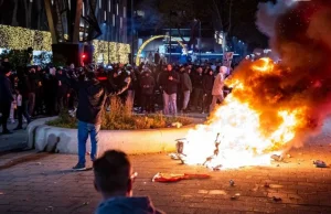 Rotterdam podczas protestu przeciwko restrykcjom COVID policja strzelała...