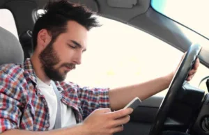 Nie będzie można dotykać telefonu w samochodzie. Wielka Brytania wyznacza trendy