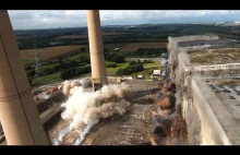 Angielska elektrownia, budynek i dwa kominy kontrolowane wyburzanie