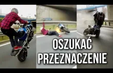 Wypadek podczas jazdy motocyklem na jednym kole