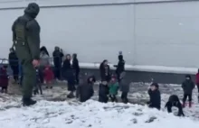 Dzieci migrantów pierwszy raz zobaczyły śnieg. Rzucały w pograniczników [WIDEO]