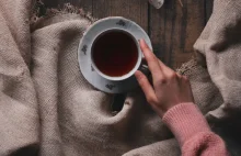 Skąd bierze się tłusty osad na herbacie?