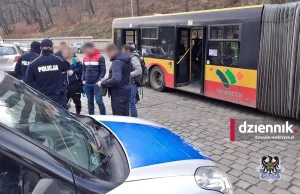 Policja zatrzymywała autobusy i sprawdzała czy pasażerowie mają maseczki