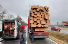Załadowali na ciężarówki zbyt dużo drewna