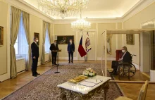Zakażony koronawirusem prezydent Czech w szklanej klatce mianuje nowego premiera