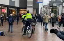 Holandia: policja na rowerach, potem na koniach, potem podjechała suka...