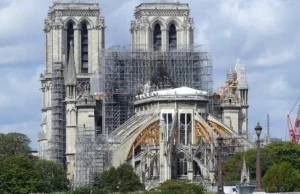 „Poprawny politycznie Disneyland”. Wyciekły plany odbudowy Notre Dame...
