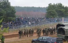"Są po rosyjskich kursach wojskowych". Żaryn o migrantach przy granicy
