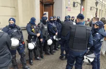 Sąd zmienił decyzję wobec zatrzymanych po antysemickim marszu w Kaliszu.