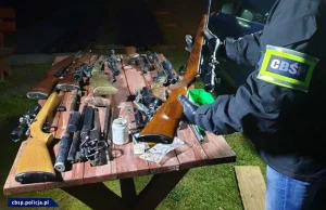 Spokojny i wieloletni funkcjonariusz policji, handlował bronią z gangsterami