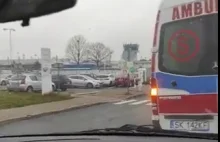 Karetki stoją, bo Morawiecki ma konferencję w szpitalu w Pyrzowicach