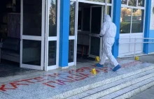 (Ang) Cypryjscy antyszczepionkowcy zdetonowali bombę w szkolę, podpalili kolejną