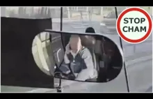 Kierowca autokaru rozmawia przez telefon podczas jazdy - pasażer reaguje