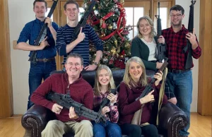 Amerykański kongresman wstawił świąteczne zdjęcie z bronią. Media oburzone