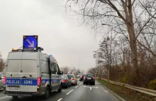 Nietrzeźwy uderzył w nieoznakowany radiowóz. Zaproponował policjantom łapówkę