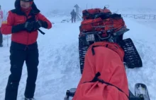 Ratownicy pożyczyli kurtkę golasowi, który wchodził na Śnieżkę. Nie oddał
