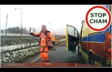 Kierowca ambulansu wyhamowuje kierowce za wyprzedzanie?!