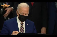 Biden, podpisując ustawę. Nie przeczytam wszystkiego, po prostu podpiszę.
