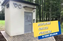 Mińsk Mazowiecki: Zdewastowana bezpłatna publiczna toaleta w parku