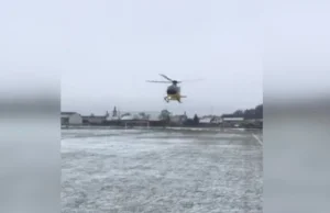 LPR lądował na stadionie... Walka szła o życie. Ratownicy przecięli ogrodzenie!