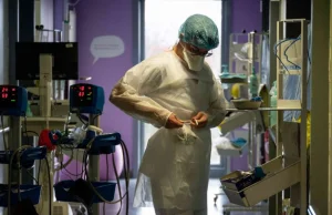 Francja: kolejne regiony odwołują operacje, by zrobić miejsce pacjentom covid