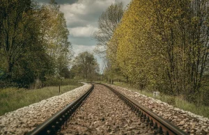 Spacer po torach zakończony tragedią. “Pociąg nadjechać miał później”