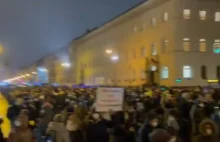 Monachium się budzi: Protest przeciwko faszyzmowi i przymusowi szczepień