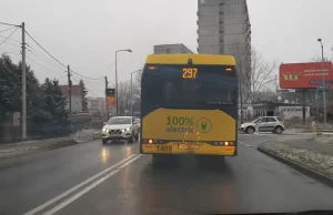 Katowice. Elektryczny autobus emitujący spaliny. Ekologiczny, ale nie zimą...