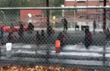 Przedszkolaki są zmuszone jeść lunch na zewnątrz przy 4°C- Portland, Oregon.