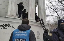 140.miesięcznica smoleńska. Policjanci z drabinami i psem ścigali protestujących