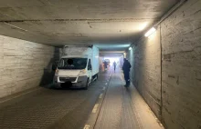 Przejechał tak 65 metrów! Wjechał pod tunel 2.2 m choć sama zabudowa ma 2.1 m...