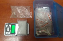 Policjanci znaleźli w mieszkaniu 43-latka narkotyki, tłumaczył, że to sól...