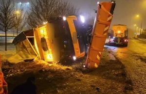 Poznań: jest tak ślisko, że przewróciła się pługoposypywarka