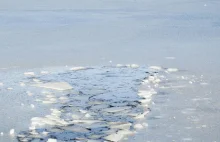 Małopolska: Pod czterema osobami załamał się lód. Trwa akcja poszukiwawcza