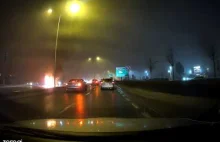 Płonący samochód we Wrocławiu
