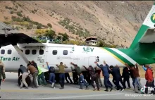 Pasażerowie spychali samolot z pasa. Złapał gumę