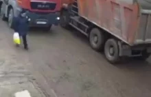 Baba wpada pod koła ciężarówki.