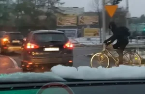 Zwrócił rowerzyście uwagę, więc ten wygiął mu lusterko. Spotkali się...