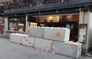 Szwajcaria: Policja zablokowała wejście do restauracji zaporą z betonu.
