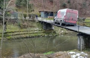 DPD, czyli Dostawy Pod Dom ;) Kurierski bus uszkodził most pod Nowym Sączem