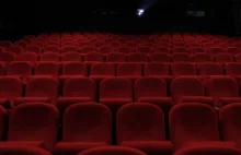Irlandia będzie walczyć z Omikronem zamykając kina i teatry po 20.