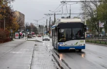 Spoliczkowała starszą kobietę w trolejbusie za uwagi o brak maseczki