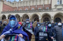 "Lex TVN": demonstracja w Krakowie. Tłumy na Rynku Głównym