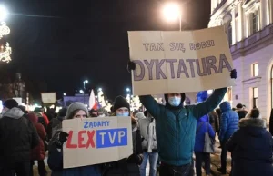 Zjednoczona opozycja. W Warszawie największa manifestacja przeciw "lex TVN"