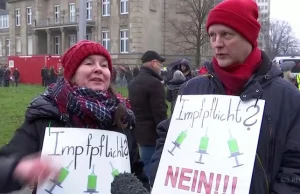 Niemcy. Protest antyszczepinkowców. Transparenty z napisami "szczepienie czyni.